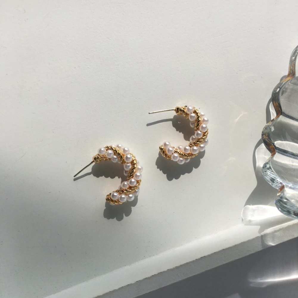 💙Pearls Twisted Croissant Dome Earrings - Picture 13 of 15